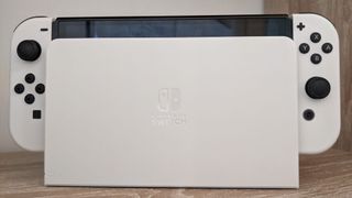 Nintendo Switch OLED i sitt stativ