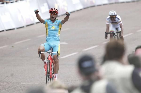 Alexandre Vinokourov (Kazakhstan) beats Rigoberto Uran (Colombia).