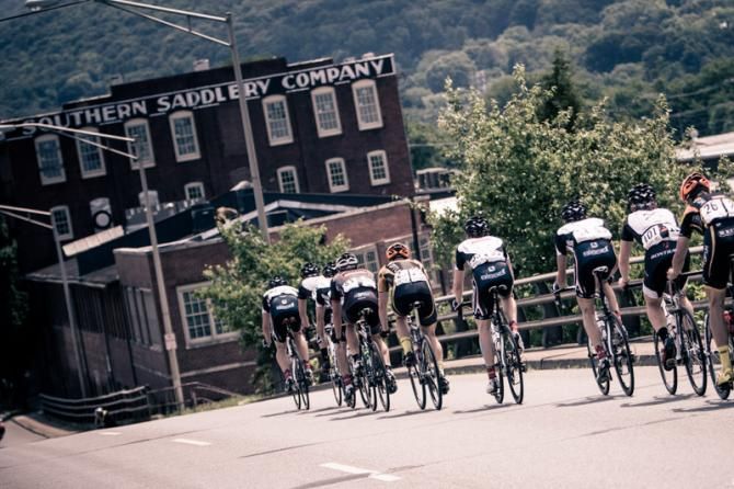 The front of the peloton begins to get strung out.