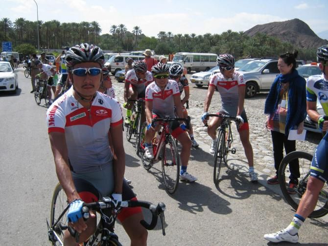 The Japanese national team awaits the start of stage 4 in Al Saltiyah in Samail.