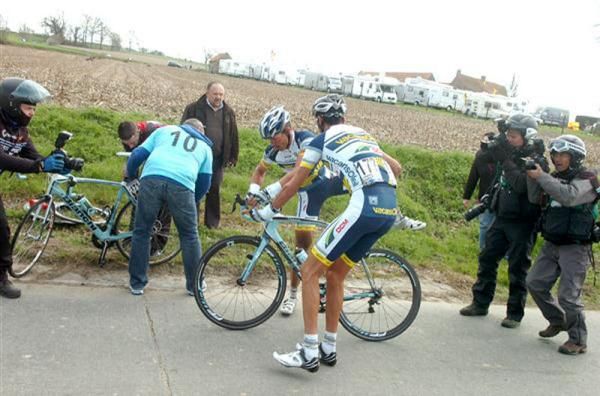 Devolder sets off on a new bike after his crash