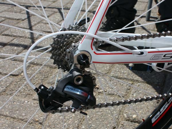 A Shimano Dura-Ace 7900 rear derailleur is bolted to the Look 695's replaceable hanger.