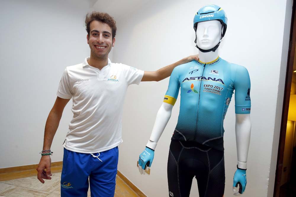 Fabio Aru shows off the new Astana kit