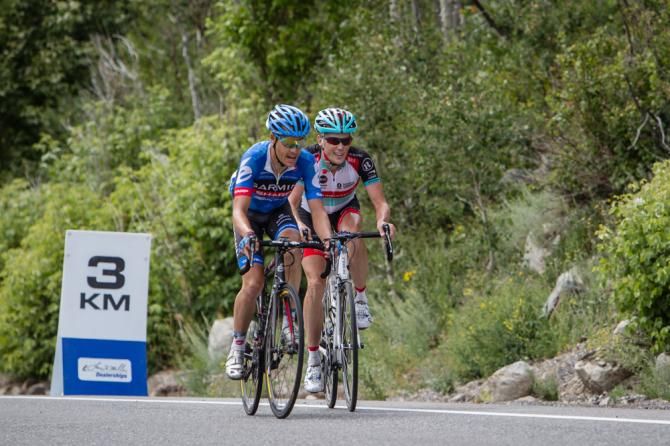 The race leaders pass 3K to go to the finish