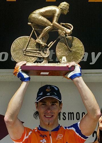 Pedro Horrillo (Rabobank) raises the trophy on the podium after winning stage 3