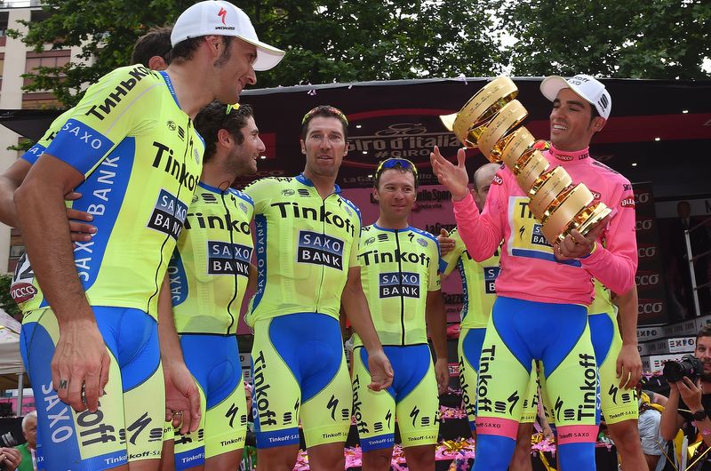 Alberto Contador with the trophy and his Tinkoff-Saxo teammates
