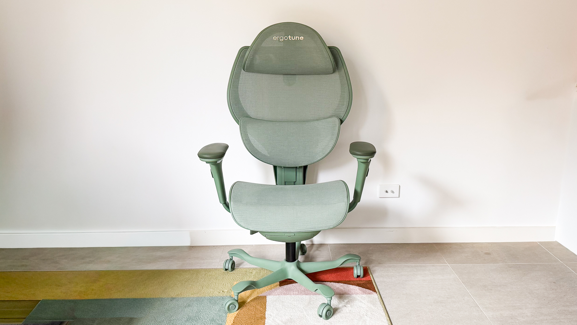 A green ErgoTune Vesby office chair again a white wall