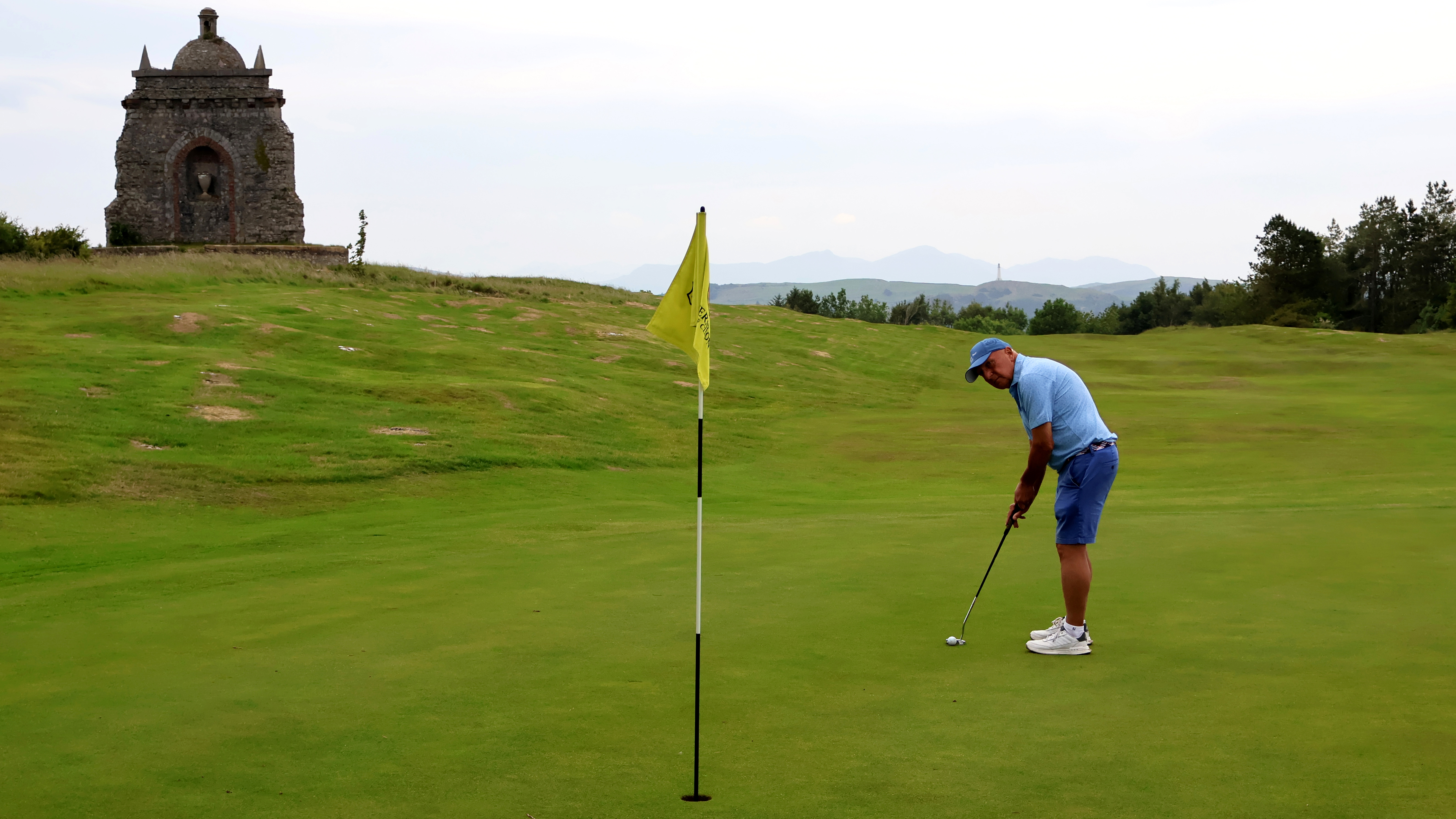 Ulverston - Hole 17 - Rob putting close to the Bardsea Monument