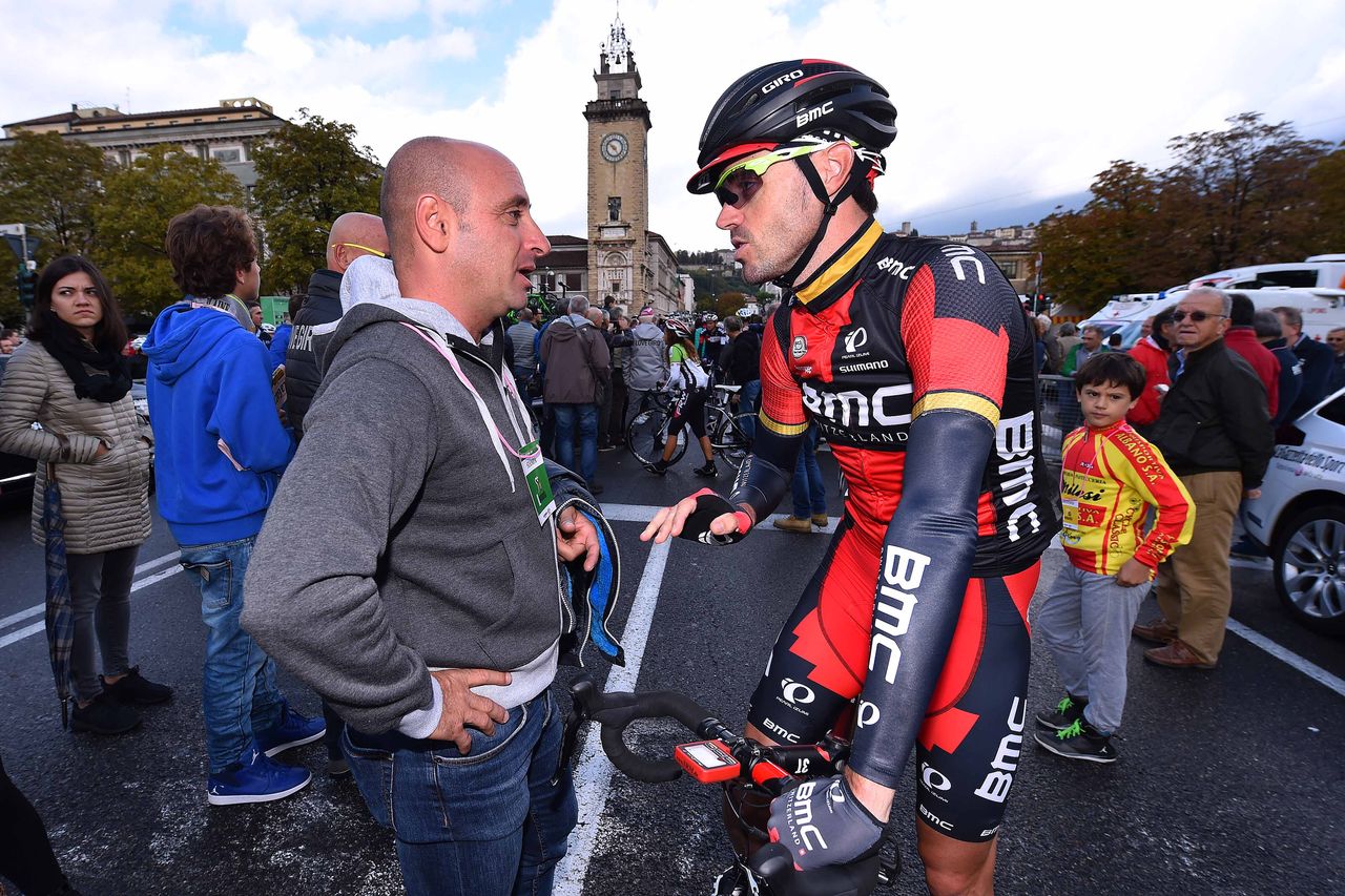 Samuel Sanchez talks to former rider Paolo Bettini