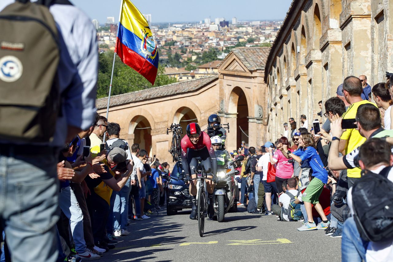 Tao Geoghegan Hart (Team Ineos) heads uphill