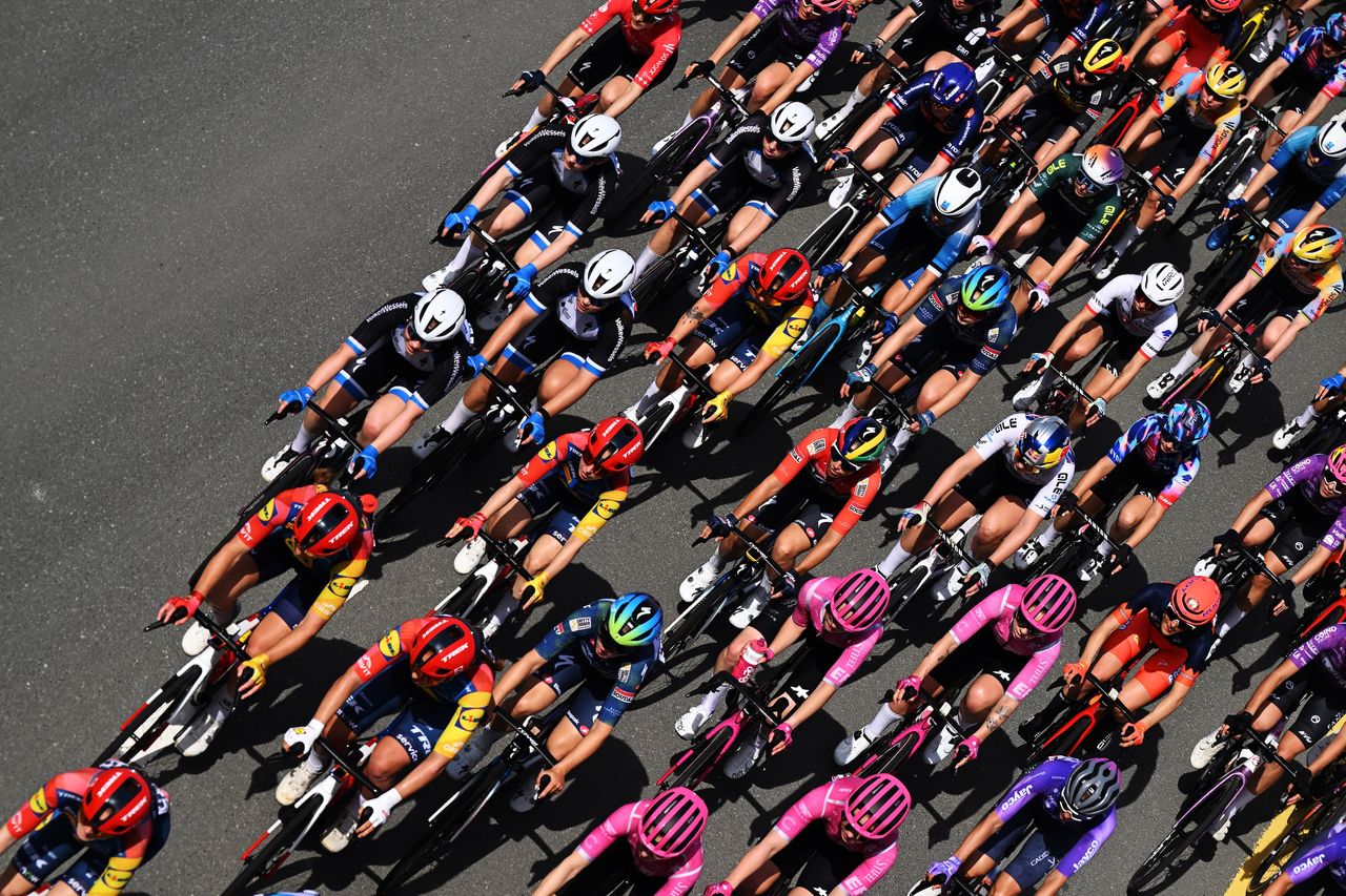 The peloton at the UAE Tour Women 2026