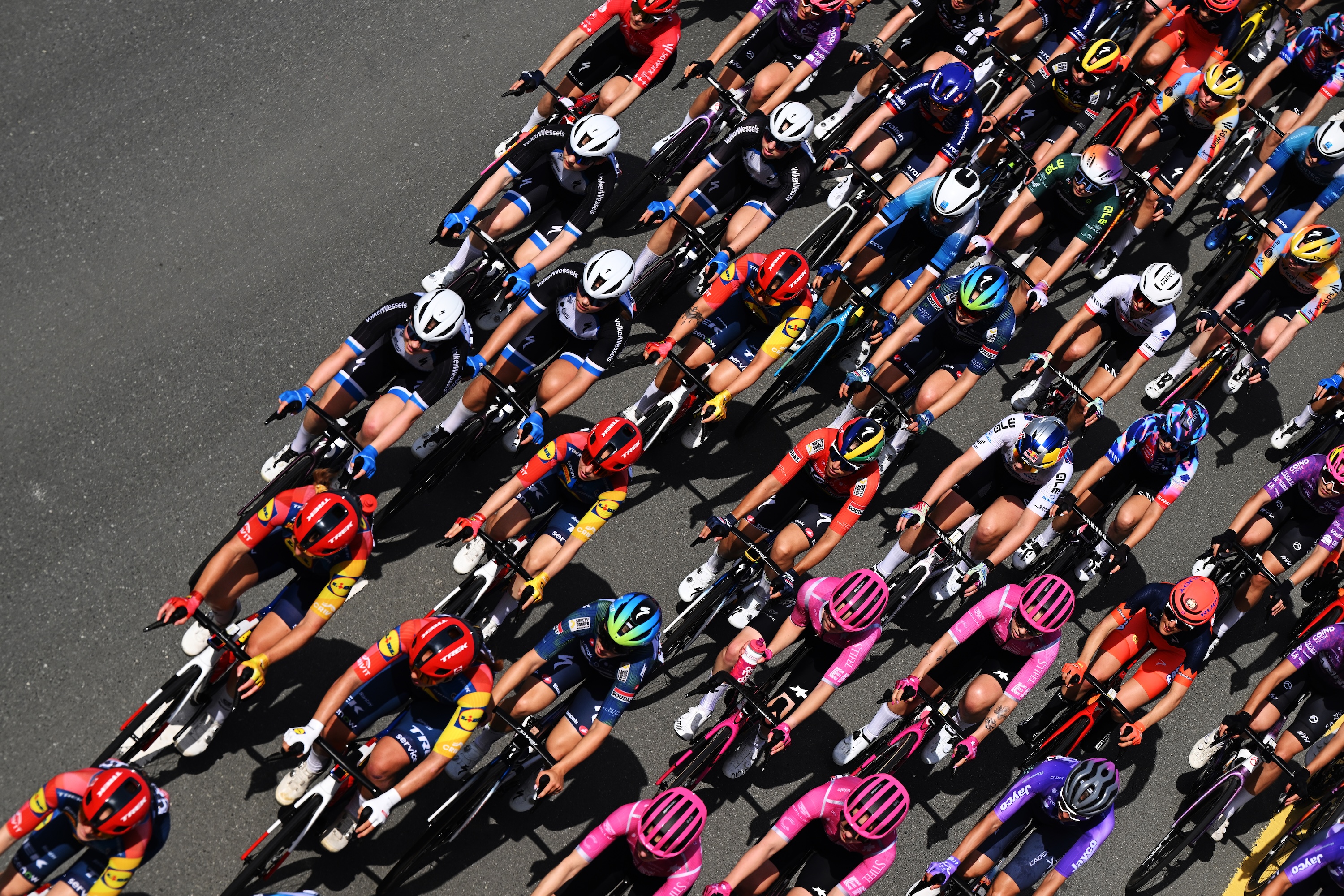 The peloton at the UAE Tour Women 2026