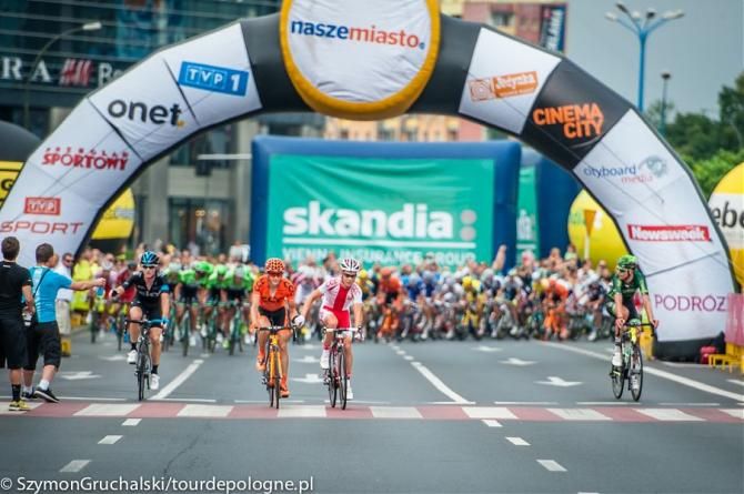 Pawel Franczak and Mateusz Taciak shake hands just before the breakaway is caught