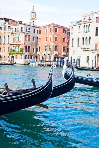 Mode of transport, Gondola, Window, Transport, Waterway, Boat, Water, Watercraft, Building, Boats and boating--Equipment and supplies,