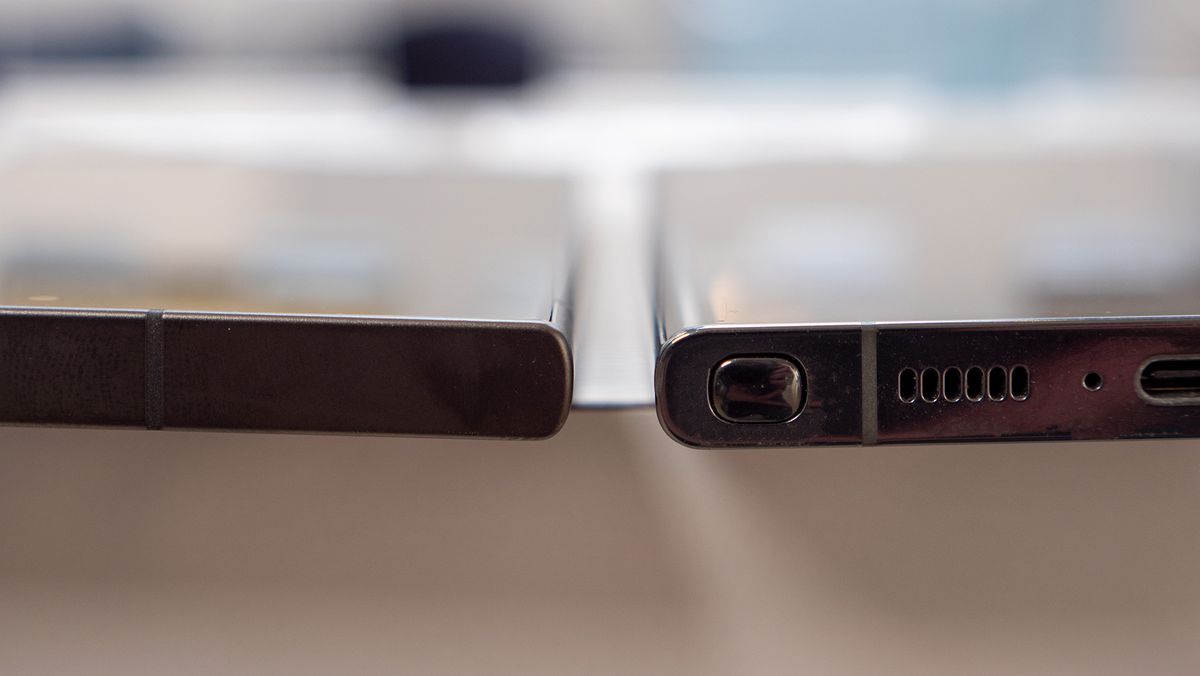 Comparing the display curve on the Samsung Galaxy S24 Ultra vs Galaxy S23 Ultra