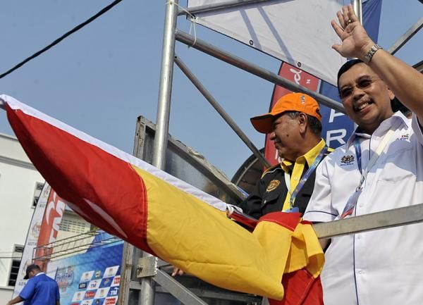 Tuan Haji Abdul Ghani bin Saleh, Pengarah Pembangunan Persekutuan Negeri Selangor, prepare to wave the flag to start stage 7.