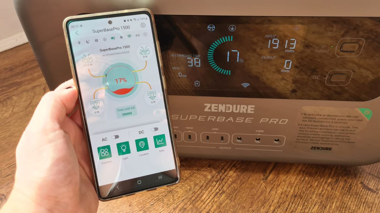 Photo of the Zendure app data next to the Zendure SuperBase Pro LCD display screen