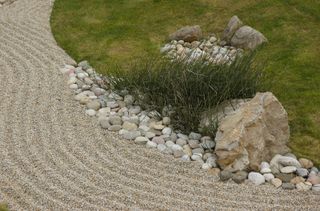 Zen garden ideas: gravel, pebbles and grass in Zen garden