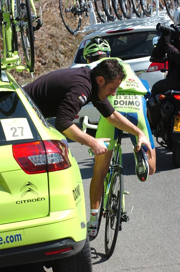 Vincenzo Nibali (Liquigas-Cannondale) gets some help from the team mechanic with a sticky cleat