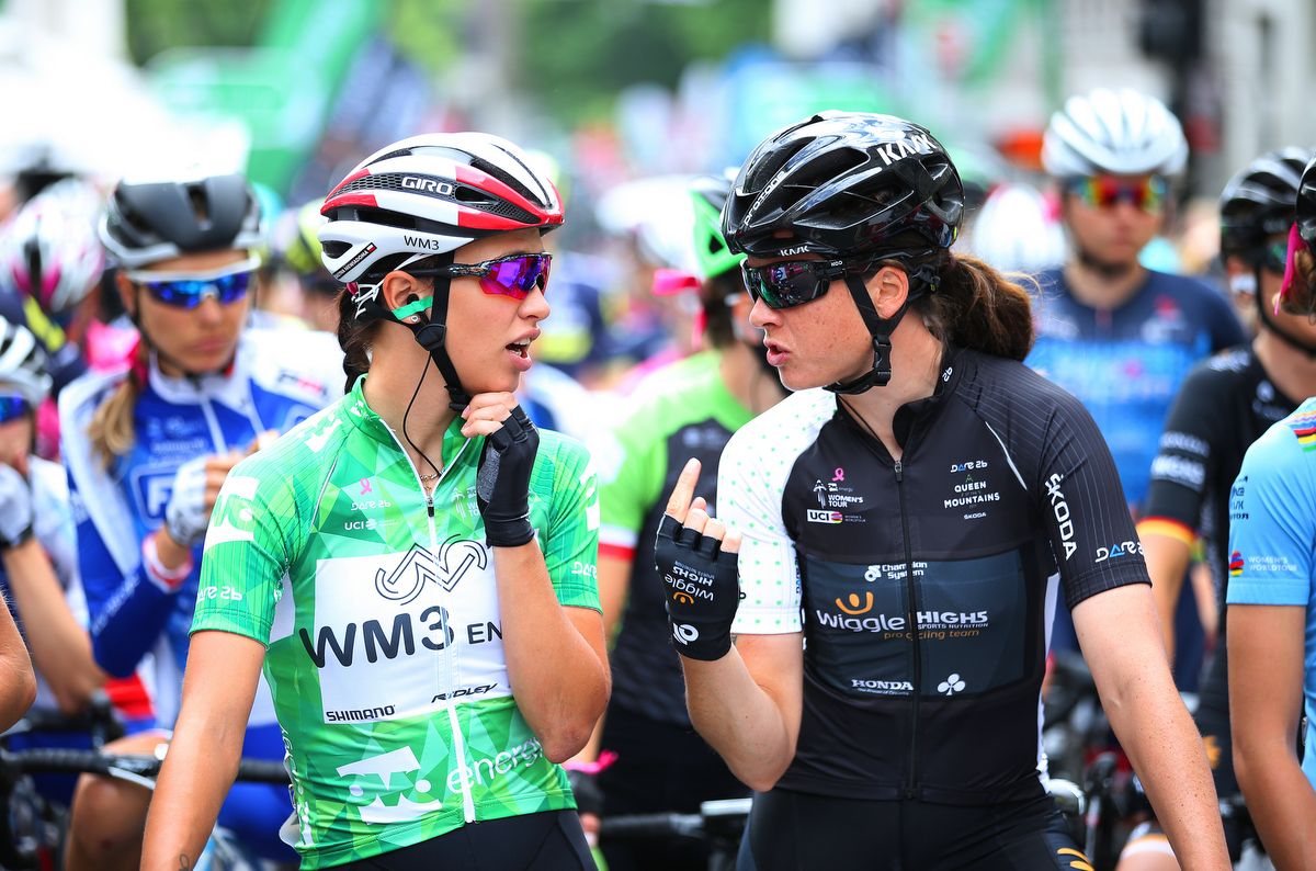 Katarzyna Niewiadoma and Audrey Cordon chat on the start line