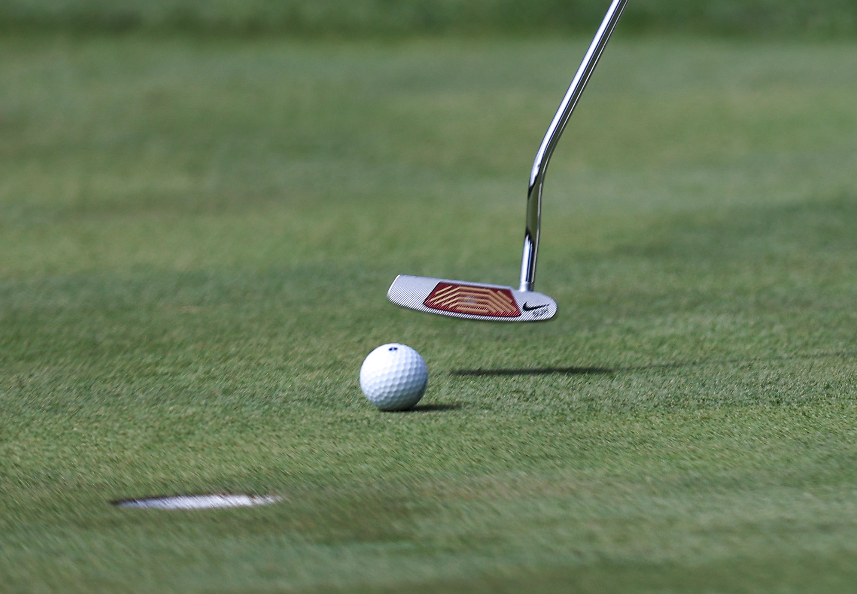 A close up of Justin Suh's putter