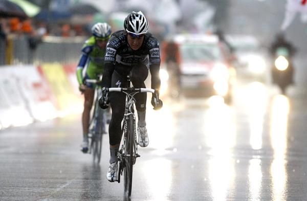 Jakob Fuglsang (Saxo Bank) outsprints Vincenzo Nibali (Liquigas - Doimo) for fourth place.