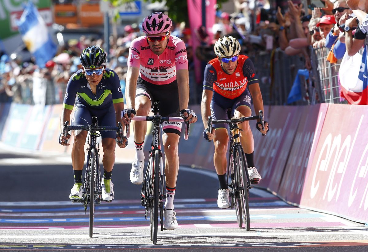 Tom Dumoulin finishes the stage ahead of his rivals Nairo Quintana and Vincenzo Nibali