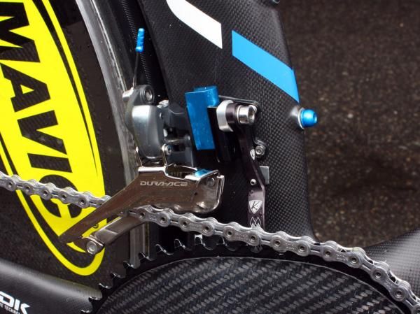 A blue-anodized aluminum block shifts the Shimano Dura-Ace front derailleur into a more acceptable position for proper shifting on the O.symetric chainrings.