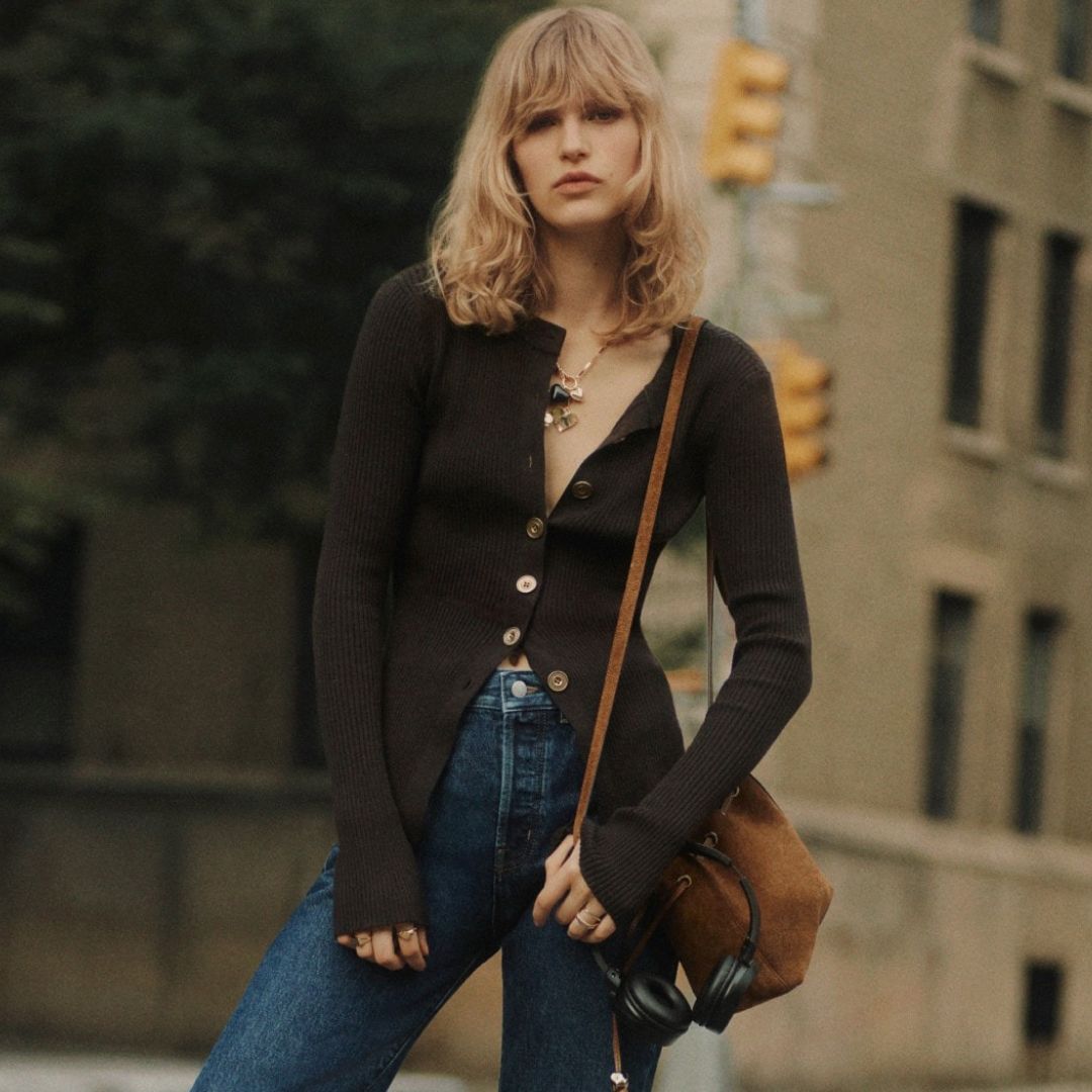 madewell model wearing madewell fall 2025 collection brown sweater, jeans, and suede bag in new york 