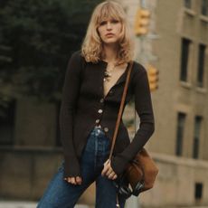 madewell model wearing madewell fall 2025 collection brown sweater, jeans, and suede bag in new york 