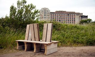 Pivoting bench