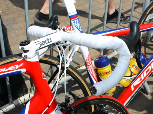 Robbie McEwen's (Katusha) went with heavily padded bars for his run at Stage 3.