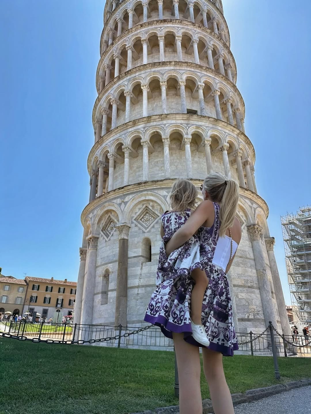 Kitty Spencer holding her daughter in front of the Leaning Tower of Pisa