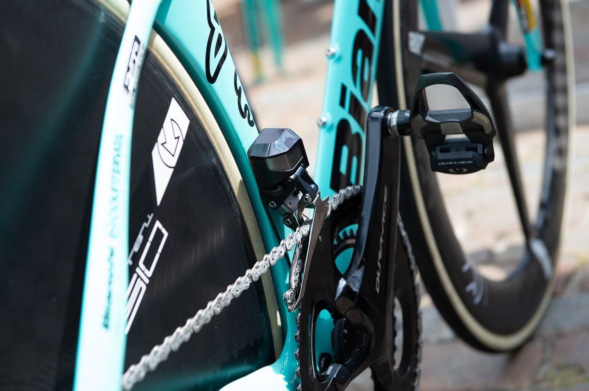 Several teams' chains featured a special wax lubricant likely optimised for the short stage