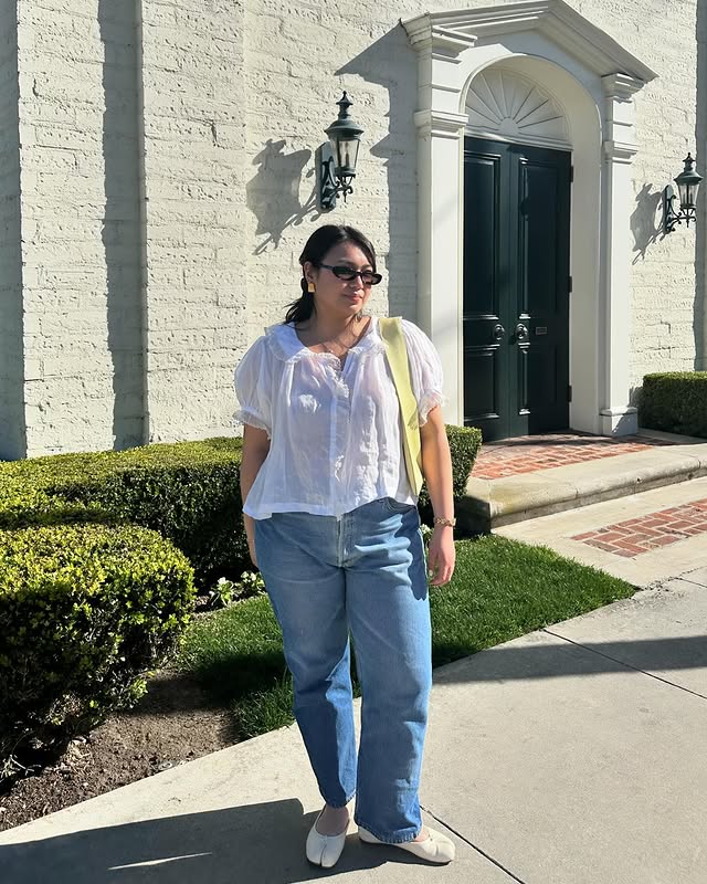 An image of @marina_torres wearing a summer trend to wear with jeans.