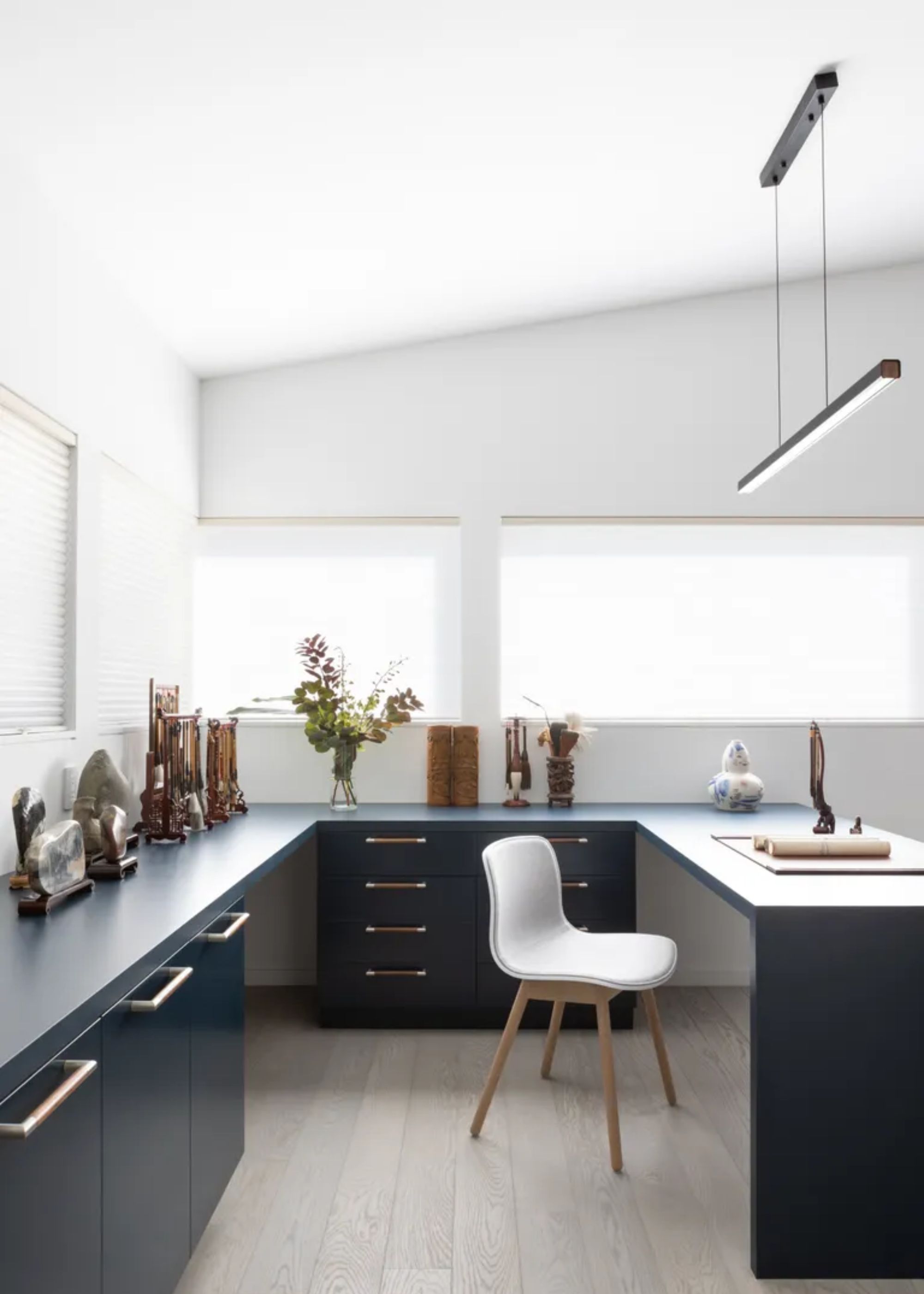 A tidy curio with navy cabinets and countertops