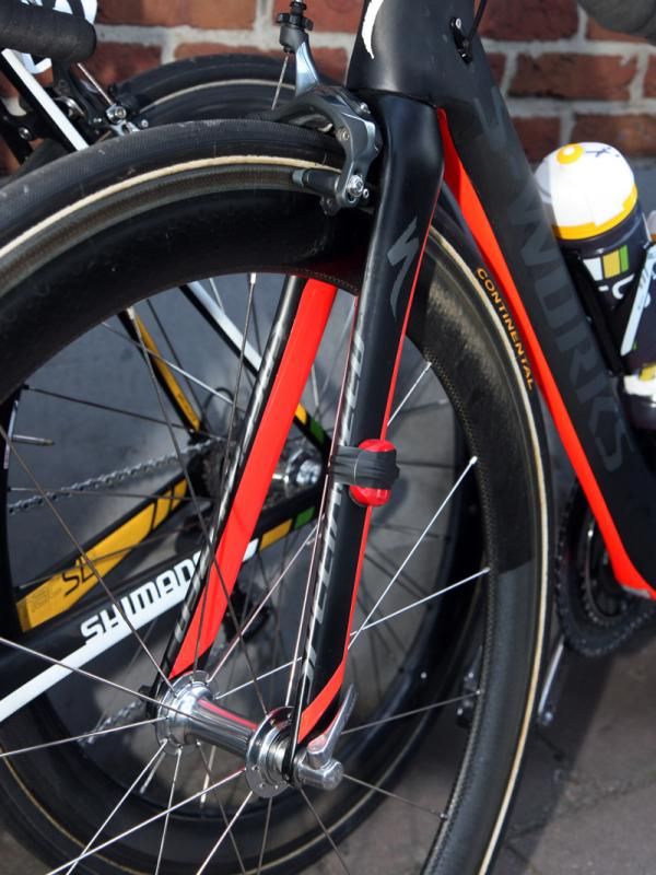 The tapered carbon fork on Mark Cavendish's (HTC-Highroad) Specialized McLaren Venge features aero-shaped blades.