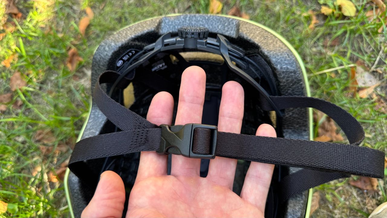 The buckle on Lazer's Verde Kineticore helmet