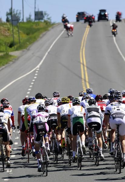 The peloton keeps an eye on the first break of the race.