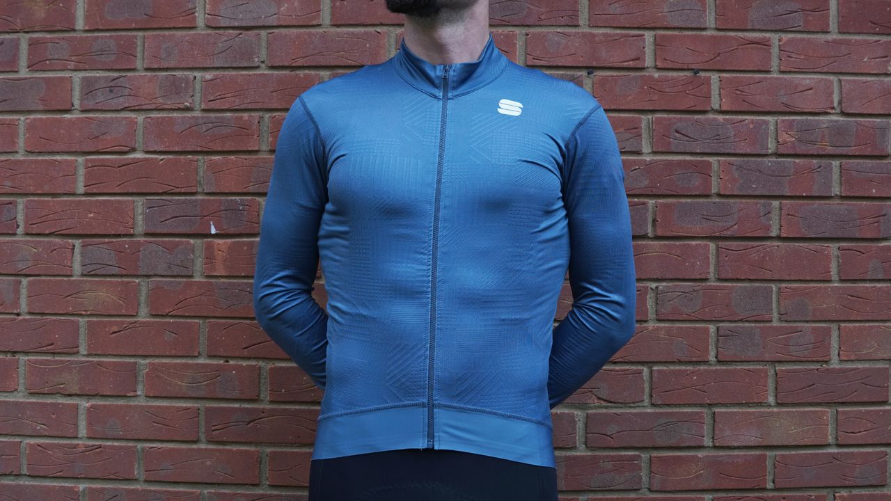 Male cyclist wearing the Sportful Loom Thermal Long Sleeve Jersey