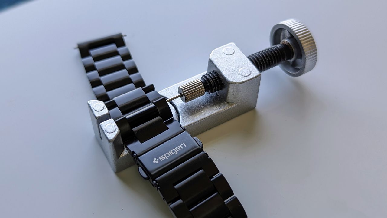 Adjusting the Spigen Modern Fit watch band for the Galaxy Watch 5