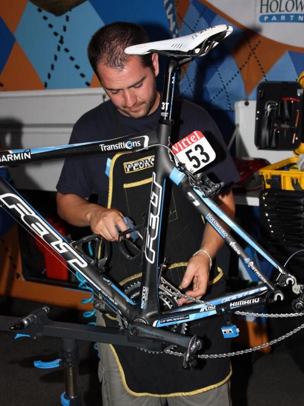 Inaki Goiburu uses an air gun to thoroughly dry Tyler Farrar's bike.