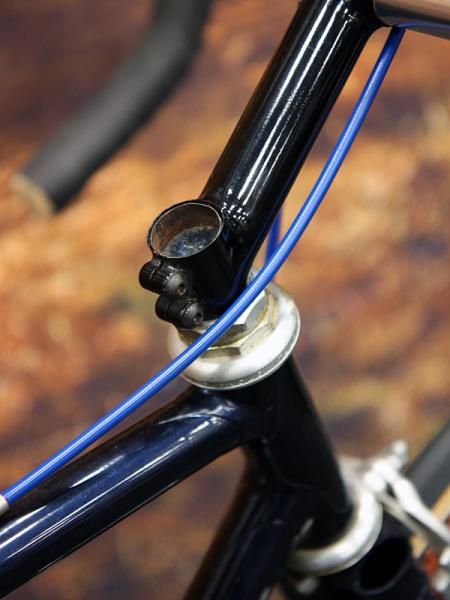 The steerer tube is threaded but the stem is still directly clamped to the steerer.
