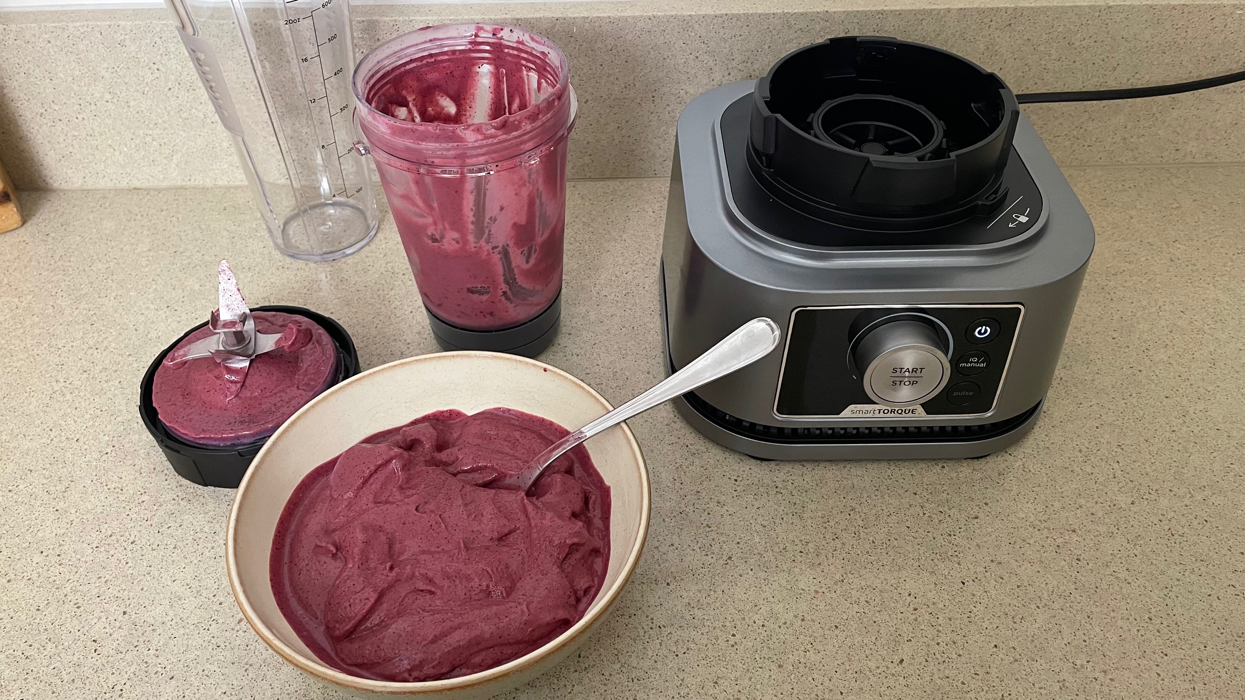 Sistem Blender & Prosesor Ninja Foodi Power menampilkan bahan berry dan yogurt yang dicampur menjadi smoothie