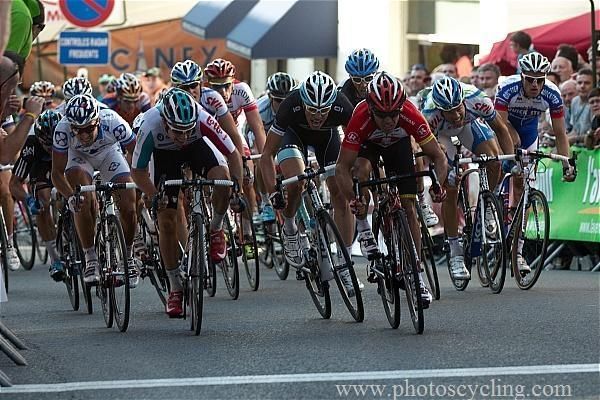 Adam Blythe (Omega Pharma-Lotto) and Robbie McEwen (RadioShack) dive for the line.