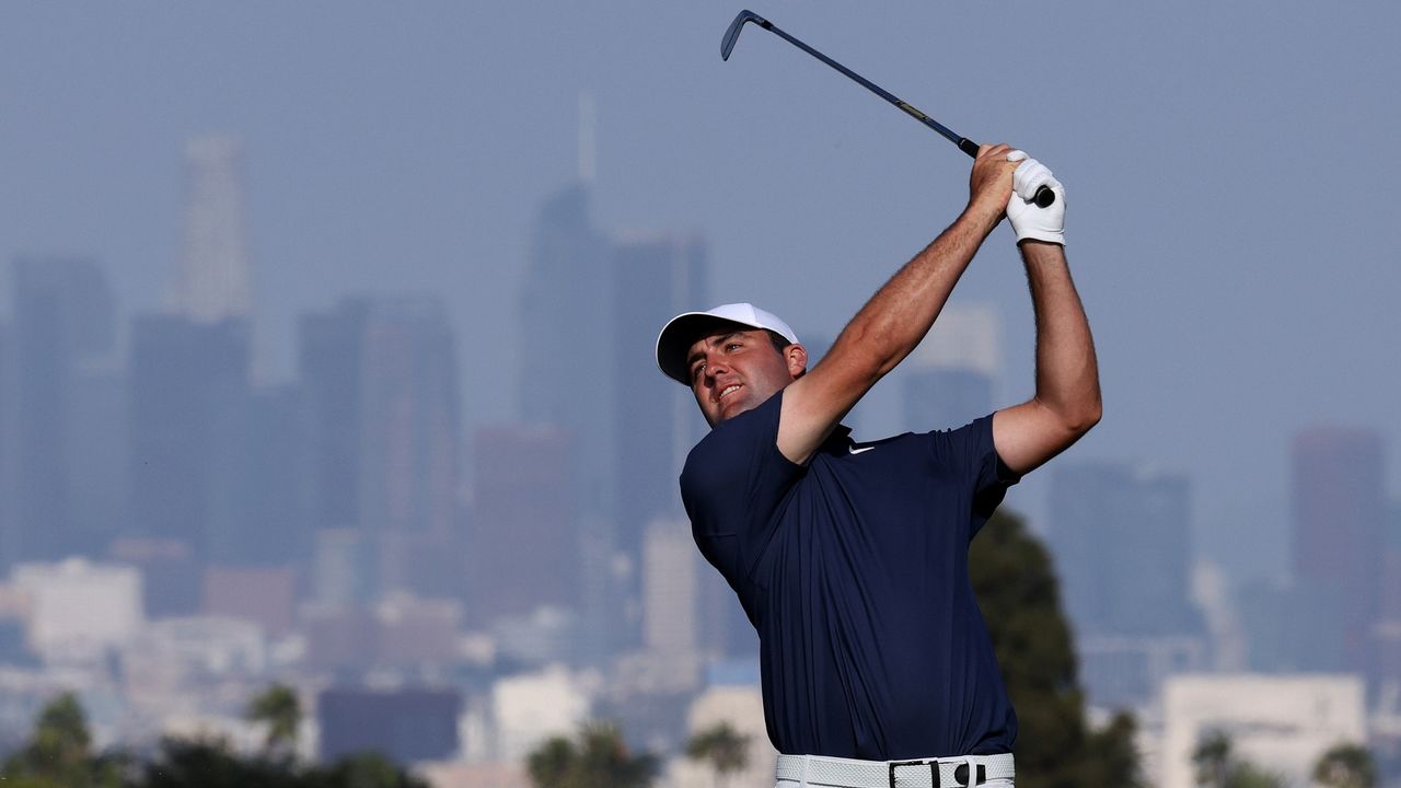 Scottie Scheffler plays into the 13th green during the final round of the US Open.