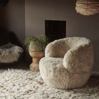 Kursi Berlengan Kulit Domba Madu Solange |  Furnitur |  Abigail Ahern