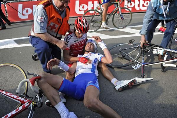 Duque (Cofidis) and Offredo (FDJ) crashed at the finish