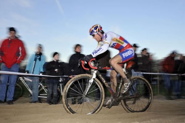 Zdenek Stybar flys through the sand.
