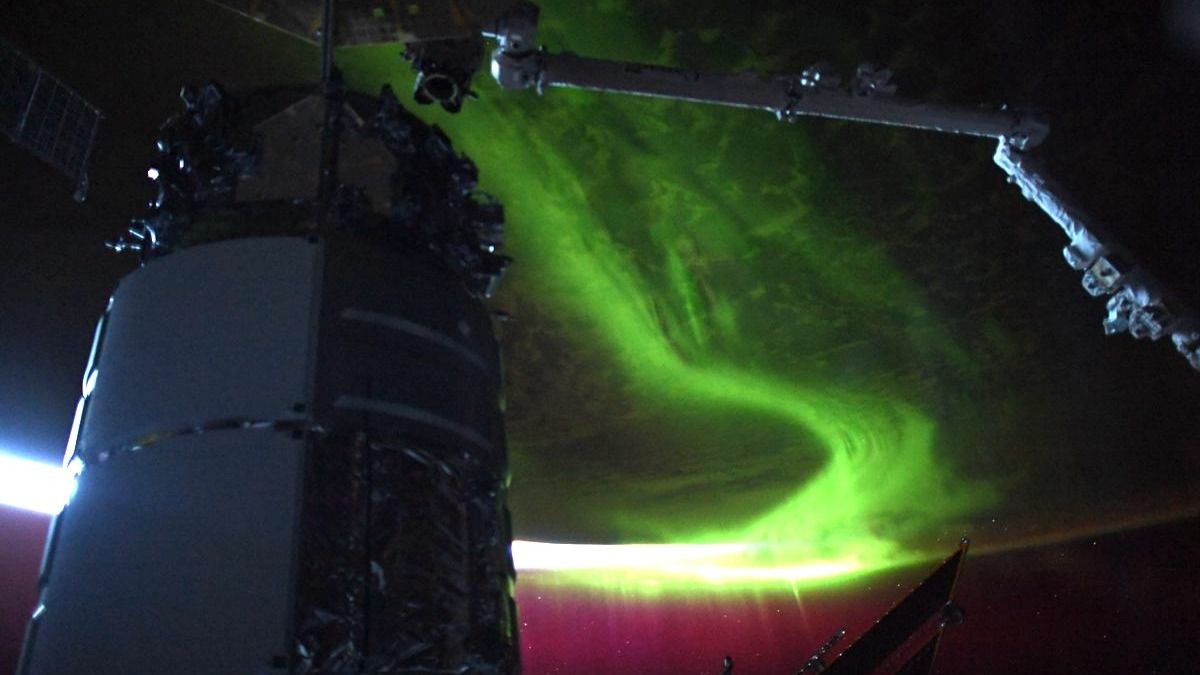 ISS astronauts witness 'spectacular' auroras from space (photos)